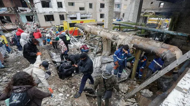epa11055033 Ukrainian volunteers remove debris from the site of a damaged building a day after a missile strike, in Kyiv (Kiev), Ukraine, 03 January 2024, amid the Russian invasion. At least 27 people were hospitalized and an injured elderly woman died in an ambulance after a fire broke out in a multi-story building as a result of a rocket attack in Kyiv on 02 January 2024, the city mayor Vitali Klitschko wrote on telegram. Some 130 residents were evacuated from the burning building, the State Emergency Service said. EPA/SERGEY DOLZHENKO