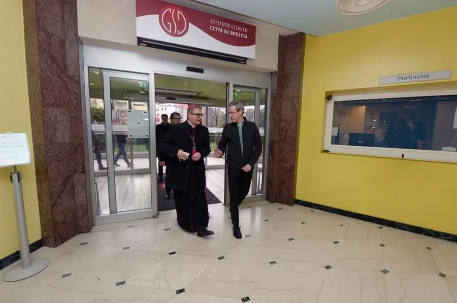 Il vescovo Tremolada all'ospedale Città di Brescia