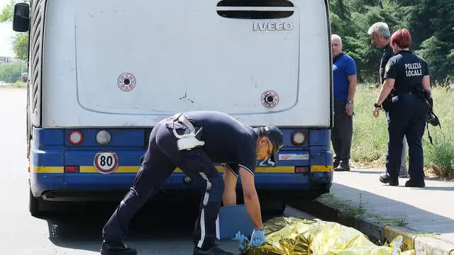 Uomo di 70 anni investito da un autobus GTT in via Artom, Torino, 24 august 2022 ANSA/ALESSANDRO DI MARCO