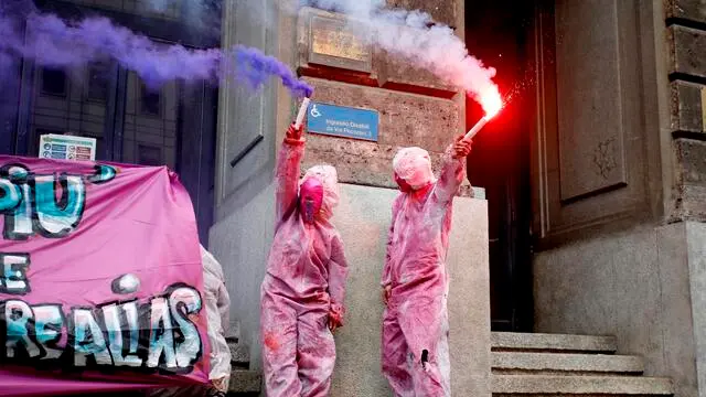 In occasione della festa della donna la manifestazione studentesca contro il patriarcato a Milano, 8 marzo 2024. ANSA/MOURAD BALTI TOUATI