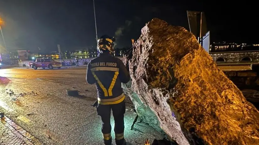 Uno dei massi caduti sulla Gardesana - Foto Vigili del Fuoco © www.giornaledibrescia.it