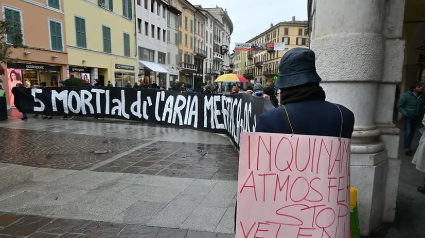 Il flash smog degli ambientalisti in corso Zanardelli