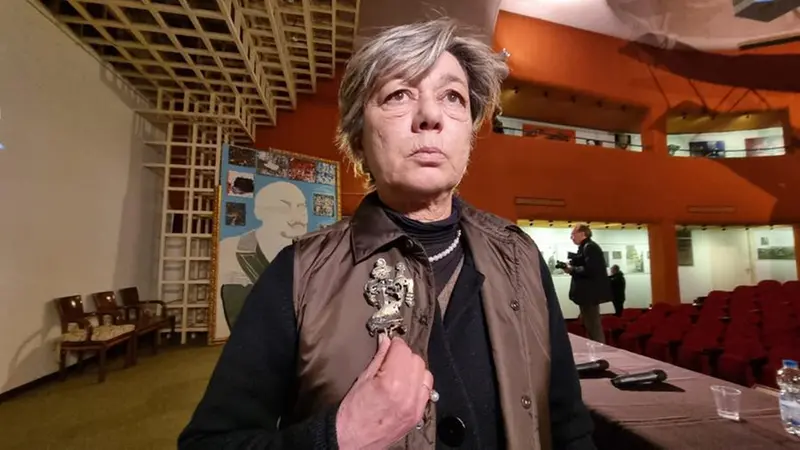 Paola Molinengo Costa, erede della vedova Mastroianni mostra l'unica opera non trafugata - © www.giornaledibrescia.it