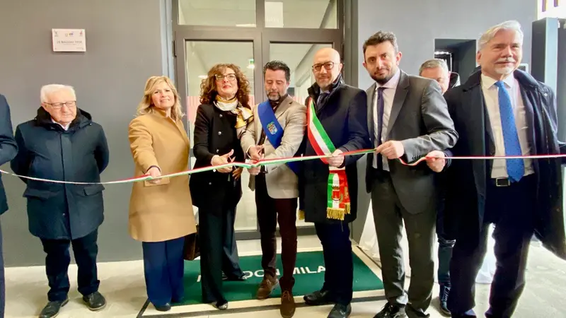 Il taglio del nastro all'istituto Don Milani di Montichiari