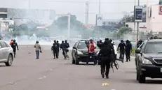 epa09534450 Police disperse youths during a memorial protest against a military attack on protester at the Lekki tollgate in Lagos, Nigeria, 20 October 2021. Police disperse youths who held a memorial protest in Lagos to commemorate a military attack during the protest against police brutality on 20 October 2020. EPA/AKINTUNDE AKINLEYE