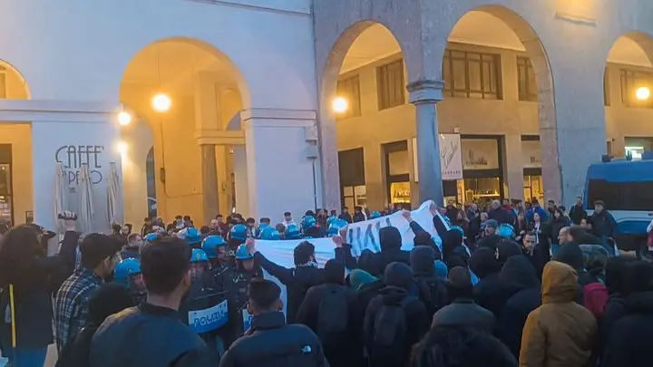 Tensione in piazza Vittoria nel pomeriggio
