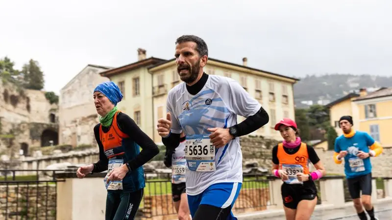 Un fiume di runner colora la città: Bam al via