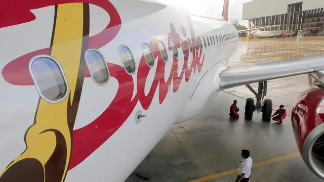 epa04498296 An Airbus A320 of Batik Airline, one of Lion Air Group member, stands in a hangar at Hang Nadim International Airport in Batam, Riau, Indonesia, 21 November 2014. Lion Group in March 2014 ordered a total 234 aircrafts from Airbus's A320 family. EPA/BAGUS INDAHONO