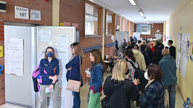 Votazioni in occasione delle elezioni politiche presso il seggio di via Ada Negri 21 scuola Montale, Torino, 25 settembre 2022 ANSA/ALESSANDRO DI MARCO