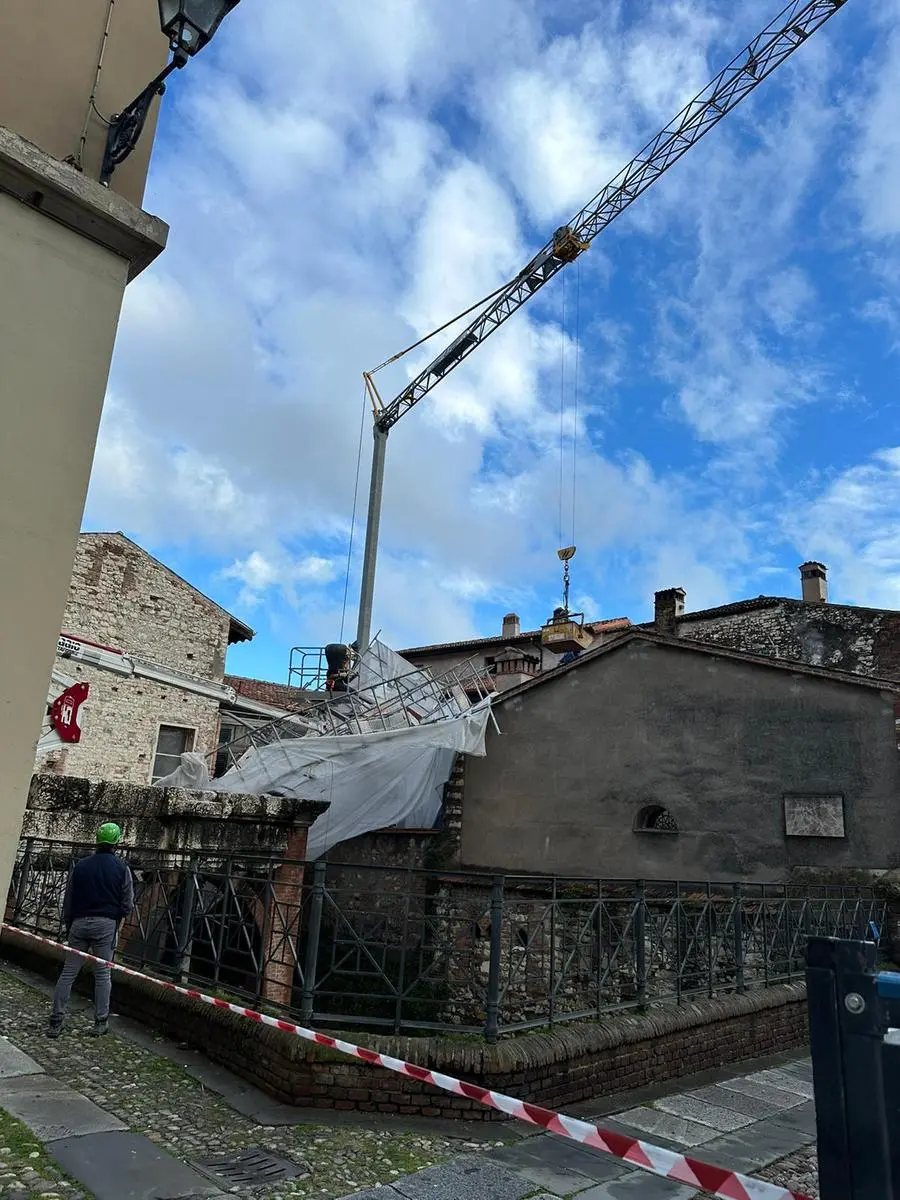 Un ponteggio è caduto nei pressi del Foro Romano a Brescia