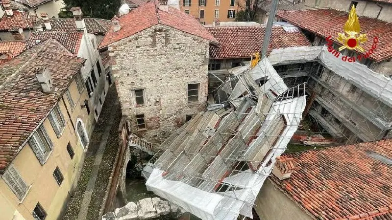 Un ponteggio è caduto nei pressi del Foro Romano