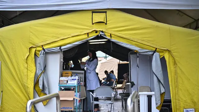 epaselect epa11172571 A medic works at a tent to treat suspected cases of dengue, in the administrative region of Sao Sebastiao, on the outskirts of Brasilia, Brazil, 20 February 2024 (issued 22 February 2024). In the midst of the worst peak in recent years, Brazil is fighting dengue door-to-door with fumigations and awareness campaigns among the population that seek to end the country's number one public enemy: the Aedes aegypti mosquito. So far this year, 715,000 cases and 135 deaths have been reported throughout Brazil, and another 481 deaths that could be related to the disease are being investigated, according to the latest figures from the Ministry of Health. EPA/Andre Borges