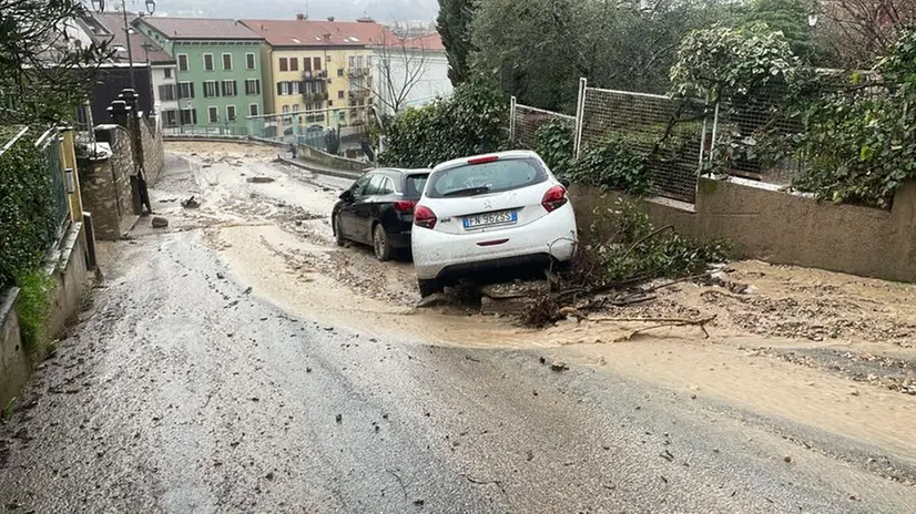 L'acqua invade la strada a Salò