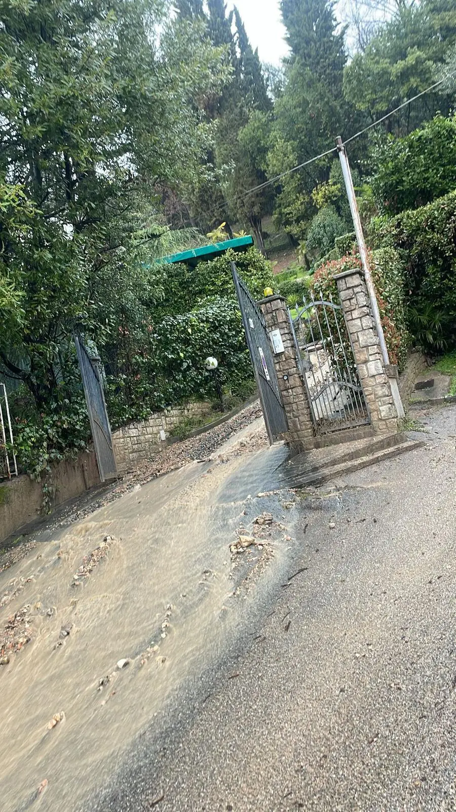 L'acqua invade la strada a Salò