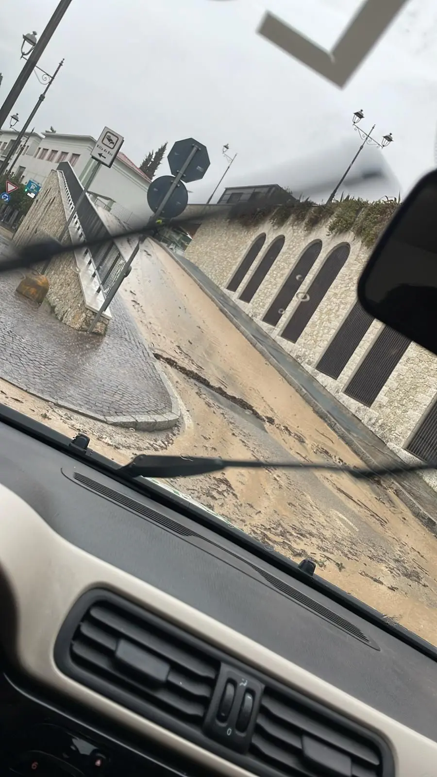 L'acqua invade la strada a Salò