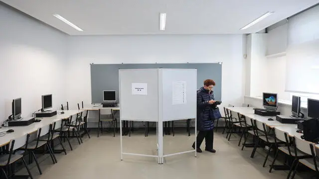 epa11210716 A woman casts her ballot for the general elections at a polling station in Lisbon, Portugal, 10 March 2024. More than 10.8 million Portuguese are expected to vote to elect 230 deputies to the Portuguese Parliament. Eighteen political forces (15 parties and three coalitions) are running in these elections. EPA/Andre Kosters