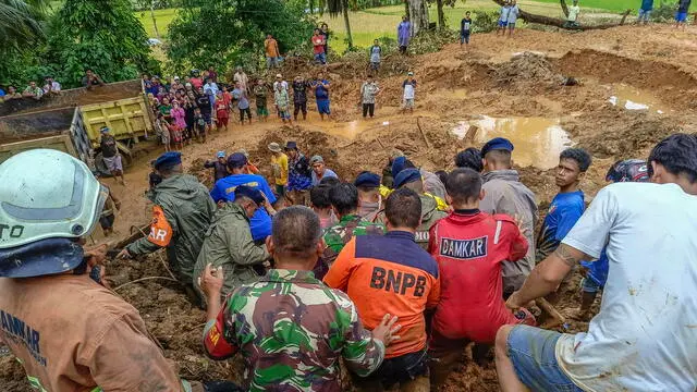 epa11210460 A handout photo made available by the Indonesian National Board for Disaster Management (BNPB) shows rescuers evacuating the body of a landslide victim in Padang Pariaman, West Sumatra province, Indonesia, 08 March 2024 (issued 10 March 2024). According to the National Board of Disaster Management (BNPB), days of heavy rains since 07 March have triggered landslides and flash floods in West Sumatra province, killing at least 19 people. EPA/NATIONAL BOARD FOR DISASTER MANAGEMENT/HANDOUT HANDOUT, EDITORIAL USE ONLY, NO SALES HANDOUT EDITORIAL USE ONLY/NO SALES HANDOUT EDITORIAL USE ONLY/NO SALES