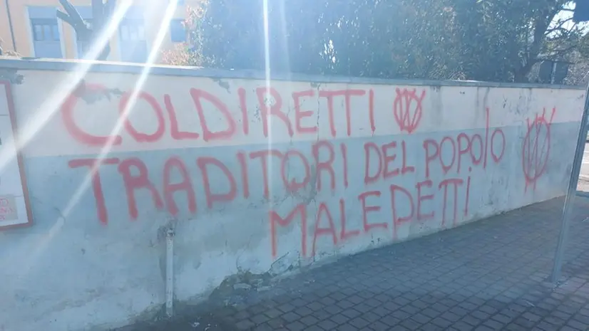 Scritte no vax alla sede di Coldiretti Brescia - Foto © www.giornaledibrescia.it