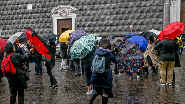 Tourists during the bad weather in Naples, 28 November 2023. ANSA/CIRO FUSCO
