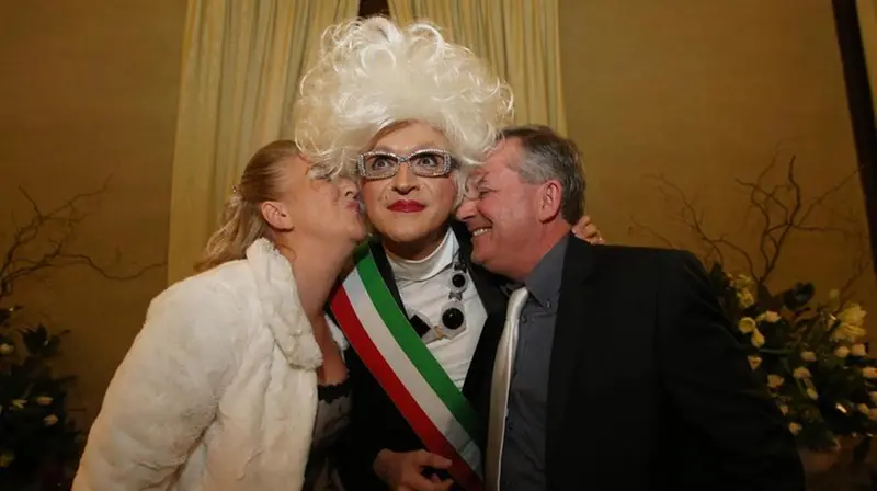 Nel 2014 Madame Sisì è stata la prima drag queen d'Italia a celebrare un matrimonio di due amici - Foto © www.giornaledibrescia.it