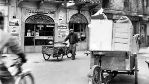 Il traffico dei carretti all’imbocco di contrada del Carmine