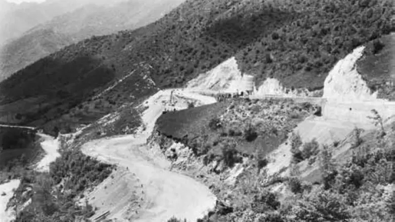 La nuova strada tra Caino e Vallio, appena sistemata nel 1959