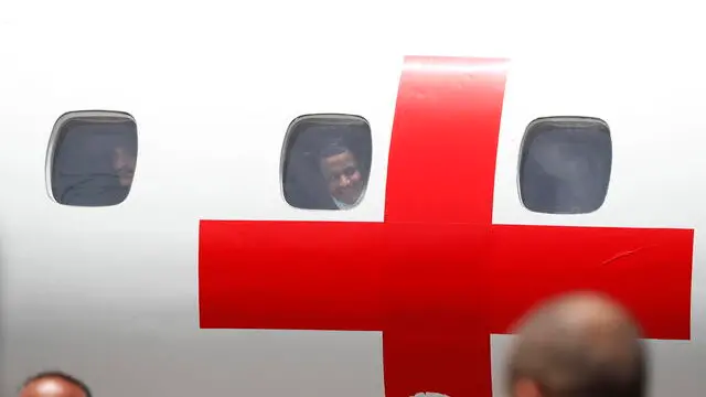 epaselect epa10575321 Freed houthi prisoners on an ICRC plane upon arrival at Sana'a airport on the third day of a prisoner swap in Sana'a, Yemen, 16 April 2023 Yemen's warring parties began on 14 April a three-day exchange of 887 prisoners. The Houthis have agreed to release 181 detainees, including Saudis and Sudanese soldiers who fought alongside Yemeni government forces, in exchange for 706 prisoners held by the Yemeni government, under the UN and ICRC-brokered prisoner swap deal reached last March in Switzerland. EPA/YAHYA ARHAB