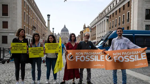 I due attivisti, Ester Goffi e Guido Viero, durante il presidio di solidarietà per udienza del processo sul blitz alla statua del Laocoonte nei Musei Vaticani degli eco-attivisti di “Ultima generazione”, Roma, 24 maggio 2023. ANSA/ANGELO CARCONI