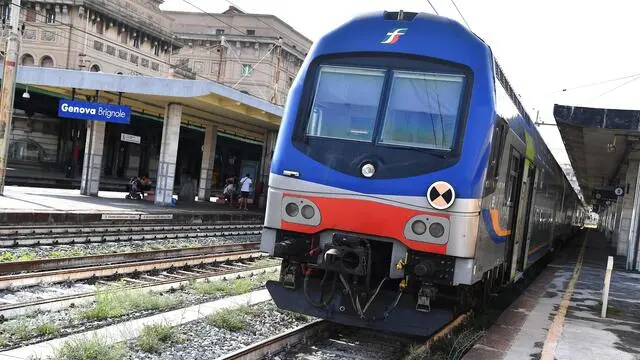 Un treno regionale alla stazione ferroviaria di Genova Brignole, 16 agosto 2019. In mattinata sono stati soppressi 10 treni regionali a causa della mancanza di personale. ANSA/LUCA ZENNARO