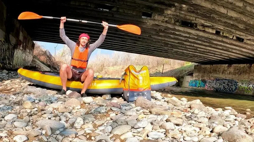 Simone Curati, 33 anni, di Pralboino, è tornato a casa in kayak - Foto © www.giornaledibrescia.it