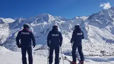 I poliziotti in servizio sulle pista da sci