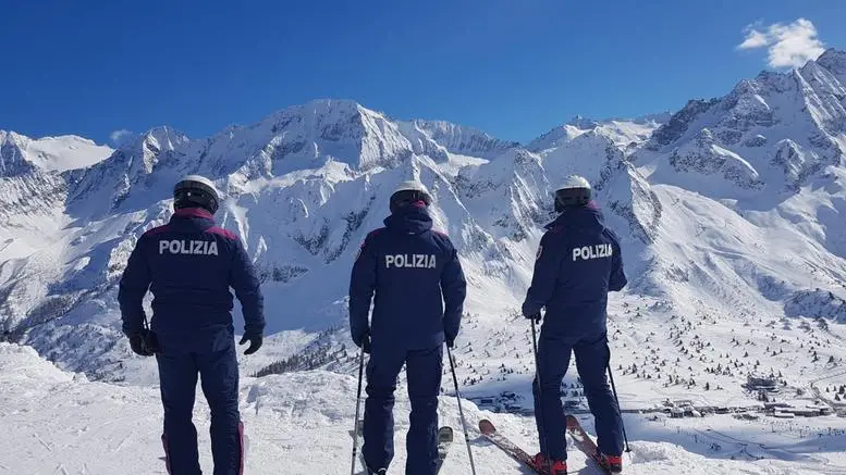 I poliziotti in servizio sulle pista da sci