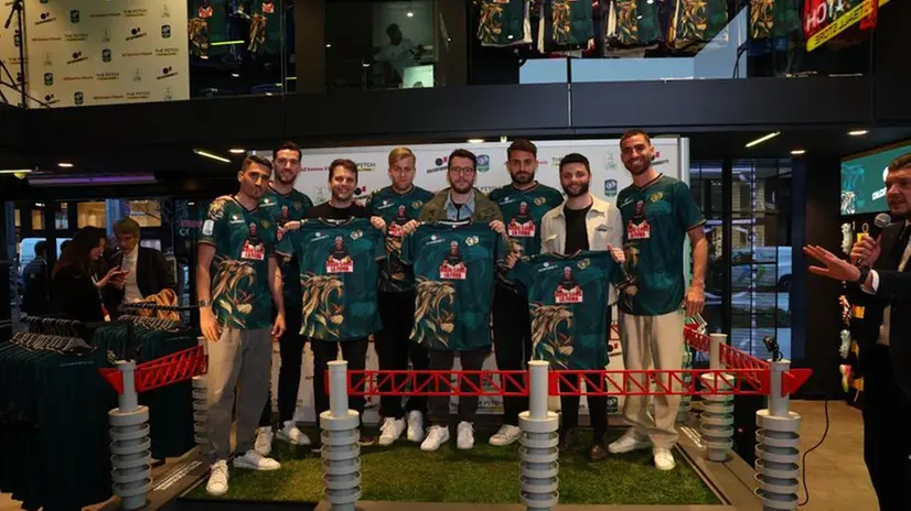 La maglia di «Calciatori brutti» per la FeralpiSalò