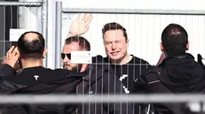 epa11218026 Tesla CEO Elon Musk waves as he arrives for a visit to the electric car plant in Gruenheide near Berlin, Germany, 13 March 2024. Musk is in Germany to visit Tesla's gigafactory at Gruenheide after an arson attack on a nearby power pylon last week left it without electricity and halted production. EPA/FILIP SINGER -- BEST QUALITY AVAILABLE