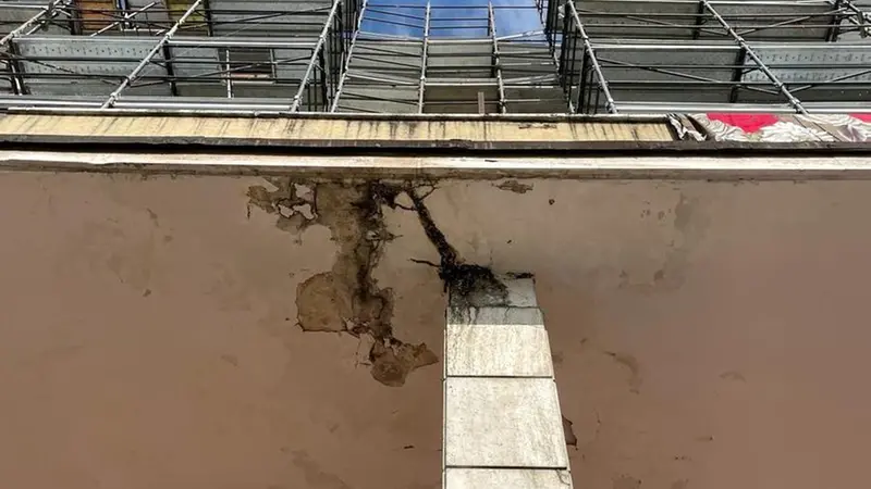 Il cantiere al Bevilacqua: a causa delle infiltrazioni piove nelle case - © www.giornaledibrescia.it