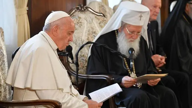 A handout picture provided by the Vatican Media shows Pope Francis talks to leader of the Bulgarian Orthodox Church, Patriarch Neofit, in Sofia, 05 May 2019. ANSA/VATICAN MEDIA HANDOUT HANDOUT EDITORIAL USE ONLY/NO SALES