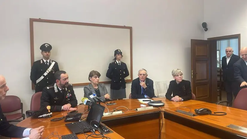 I vertici delle forze dell'ordine con la prefetta e la sindaca di Brescia - Foto © www.giornaledibrescia.it