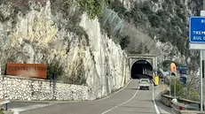 Il tratto di Ss45 tra Limone e Riva che riapre dopo la frana - © www.giornaledibrescia.it