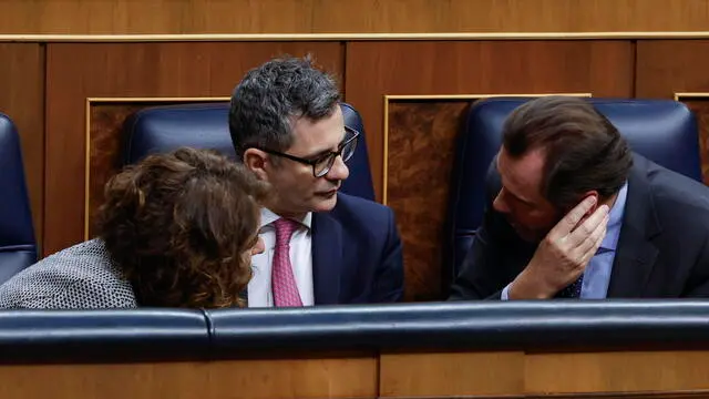 epa11219800 (L-R) Spain's Ministers of Treasury Maria Jesus Montero, Presidency Felix Bolanos and Transport Oscar Puente chat during the plenary session to debate and vote on the so-called Amnesty Law at the Lower House in Madrid, Spain, 14 March 2024. The Amnesty Law is part of a deal struck by the Spanish Prime Minister's PSOE party to form a coalition government with the support of Catalan and Basque pro-independent parties following the elections in July 2023. The bill would grant amnesty to people facing legal issues for involvement in Catalonia's failed 2017 independence bid. EPA/ZIPI