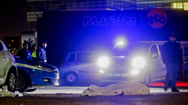 Inquirenti sul luogo dove un uomo è stato ucciso a Napoli, nel quartiere di san Giovanni a Teduccio, 12 marzo 2024. Sul posto, in corso Protopisani, presso il parcheggio Deco, sono intervenuti agenti della Squadra Mobile di Napoli e del commissariato di San Giovanni. Alla polizia è giunta la segnalazione di una sparatoria, in seguito alla quale una persona è stata ferita a morte. ANSA (NPK)