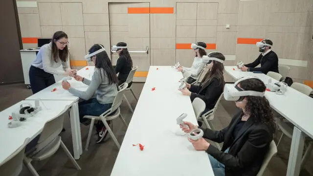 Metaversity Progetto di realtà aumentata con Meta dell’Università Cattolica del Sacro cuore Nella foto una lezione in aula diamante Milano, 13 marzo 2024, ANSA/DAVIDE CANELLA