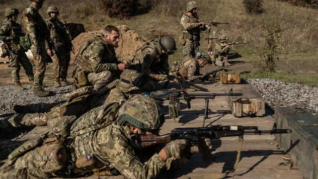 epa10921920 Ukrainian servicemen from the 'Donbas' battalion aim their rifles during military training at a position near the frontline, Donetsk region, eastern Ukraine, 16 October 2023, amid the Russian invasion. Russian troops entered Ukrainian territory in February 2022, starting a conflict that has provoked destruction and a humanitarian crisis. EPA/YAKIV LIASHENKO