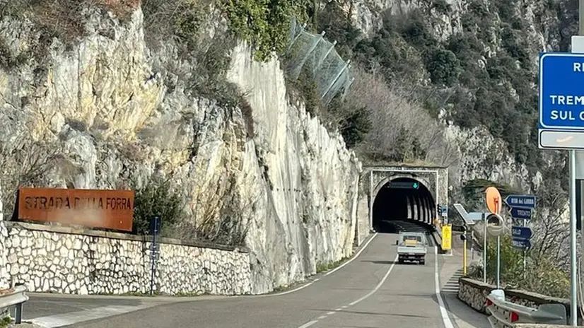 Il tratto di Ss45 tra Limone e Riva che riapre dopo la frana - © www.giornaledibrescia.it