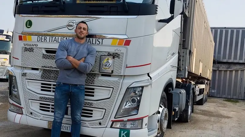 Boselli con il suo camion - Foto © www.giornaledibrescia.it