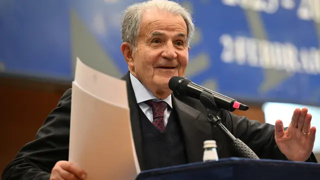 Romano Prodi durante la sua Lectio Magistralis alla cerimonia di inaugurazione dell'Anno Accademico 2023-2024 dell'universita' Roma Tre, Roma, 02 febbraio 2024. ANSA/ETTORE FERRARI