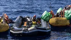 Sarebbero almeno 60 i migranti morti su un gommone partito dalla Libia e diretto in Italia. È quanto hanno raccontato i 25 sopravvissuti all'equipaggio della Ocean Viking, la nave di Sos Mediterranee, che ieri li ha soccorsi nel Mediterraneo centrale. "I sopravvissuti sono partiti da Zawiya, in Libia, 7 giorni prima di essere salvati - scrive la Ong in un tweet - Il motore si è rotto dopo 3 giorni, lasciando la barca alla deriva senza acqua e cibo. I sopravvissuti dicono che almeno 60 persone sono morte durante il viaggio, tra cui donne e almeno un bambino", 14 marzo 2024. NPK X / Sos Mediterranee +++ATTENZIONE LA FOTO NON PUO' ESSERE PUBBLICATA O RIPRODOTTA SENZA L'AUTORIZZAZIONE DELLA FONTE DI ORIGINE CUI SI RINVIA+++ +++NO SALES; NO ARCHIVE; EDITORIAL USE ONLY+++