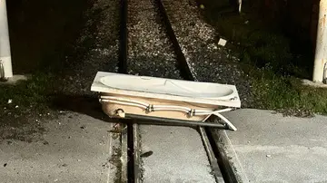 Napoli, oggetti vari (anche vasca da bagno e frigorifero) su passaggio a livello in circumvesuviana