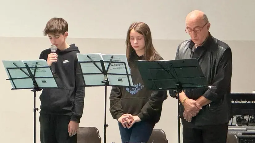 Un passaggio della lettura scenica di Vito Fiorino con i ragazzi della scuola media e alcuni studenti del Cfp di Aib - © www.giornaledibrescia.it