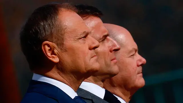 epa11222363 (L-R) Poland's Prime Minister Donald Tusk, French President Emmanuel Macron and German Chancellor Olaf Scholz review the guard of honour at the Chancellery in Berlin, Germany, 15 March 2024. The leaders of the 'Weimar Triangle' (France, Germany and Poland) meet to discuss assistance to Ukraine. EPA/HANNIBAL HANSCHKE