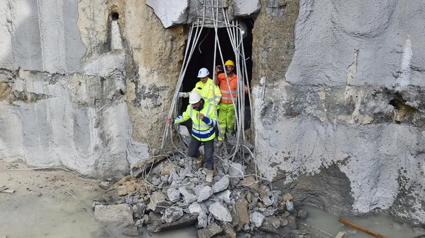 Gli operai escono dalla galleria della Tav a Lonato